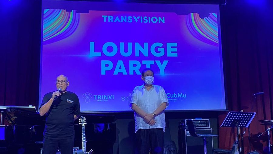 Chairman CT Corp Chairul Tanjung (kanan) dan Direktur Utama Transvision Peter Gontha (kiri). (Dok: Transvision)