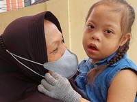 Perjuangan Ibu Siti Sembuhkan Anaknya Penderita Syndrome Down