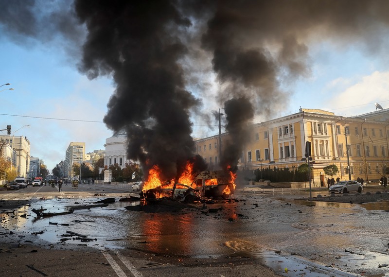 Mobil terlihat terbakar setelah serangan rudal Rusia, saat serangan Rusia berlanjut, di Kyiv, Ukraina 10 Oktober 2022. (REUTERS/Valentyn Ogirenko) Mobil terlihat terbakar setelah serangan rudal Rusia, saat serangan Rusia berlanjut, di Kyiv, Ukraina 10 Oktober 2022. (REUTERS/Valentyn Ogirenko)