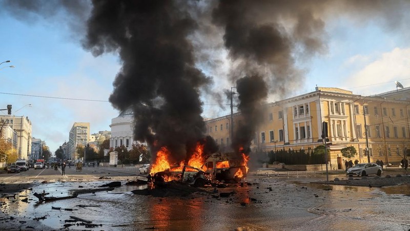 Mobil terlihat terbakar setelah serangan rudal Rusia, saat serangan Rusia berlanjut, di Kyiv, Ukraina 10 Oktober 2022. (REUTERS/Valentyn Ogirenko)