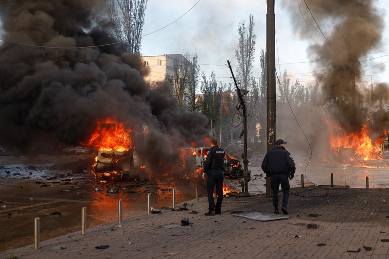 Mobil terlihat terbakar setelah serangan rudal Rusia, saat serangan Rusia berlanjut, di Kyiv, Ukraina 10 Oktober 2022. (REUTERS/Valentyn Ogirenko) Mobil terlihat terbakar setelah serangan rudal Rusia, saat serangan Rusia berlanjut, di Kyiv, Ukraina 10 Oktober 2022. (REUTERS/Valentyn Ogirenko)