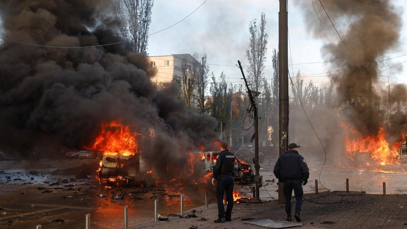 Mobil terlihat terbakar setelah serangan rudal Rusia, saat serangan Rusia berlanjut, di Kyiv, Ukraina 10 Oktober 2022. (REUTERS/Valentyn Ogirenko)