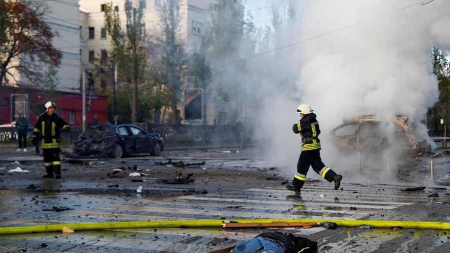 Mobil terlihat terbakar setelah serangan rudal Rusia, saat serangan Rusia berlanjut, di Kyiv, Ukraina 10 Oktober 2022. (REUTERS/Valentyn Ogirenko)