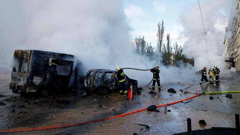Asap mengepul di atas kota setelah serangan rudal Rusia, di tengah serangan Rusia ke Ukraina, di Kyiv, Ukraina 10 Oktober 2022. (REUTERS/STRINGER)