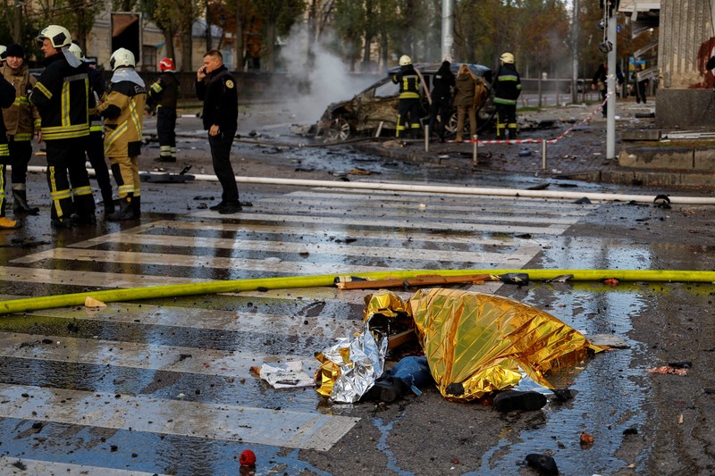 Mobil terlihat terbakar setelah serangan rudal Rusia, saat serangan Rusia berlanjut, di Kyiv, Ukraina 10 Oktober 2022. (REUTERS/Valentyn Ogirenko) Mobil terlihat terbakar setelah serangan rudal Rusia, saat serangan Rusia berlanjut, di Kyiv, Ukraina 10 Oktober 2022. (REUTERS/Valentyn Ogirenko)