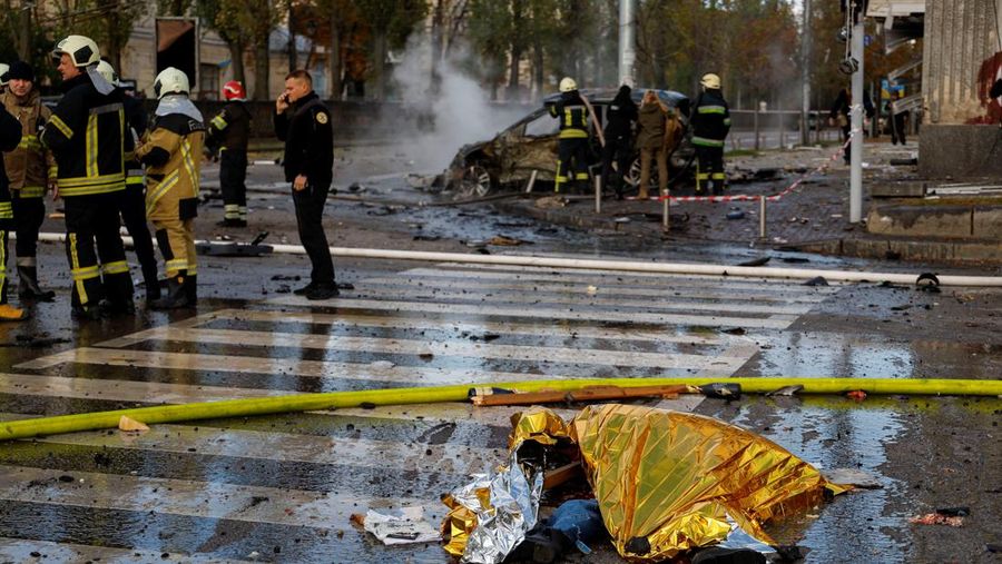 Mobil terlihat terbakar setelah serangan rudal Rusia, saat serangan Rusia berlanjut, di Kyiv, Ukraina 10 Oktober 2022. (REUTERS/Valentyn Ogirenko)