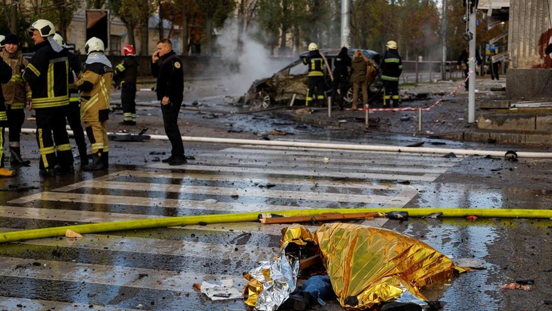 Mobil terlihat terbakar setelah serangan rudal Rusia, saat serangan Rusia berlanjut, di Kyiv, Ukraina 10 Oktober 2022. (REUTERS/Valentyn Ogirenko)
