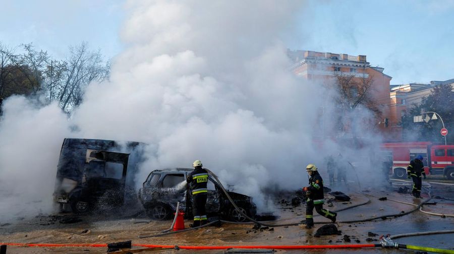 Mobil terlihat terbakar setelah serangan rudal Rusia, saat serangan Rusia berlanjut, di Kyiv, Ukraina 10 Oktober 2022. (REUTERS/Valentyn Ogirenko)
