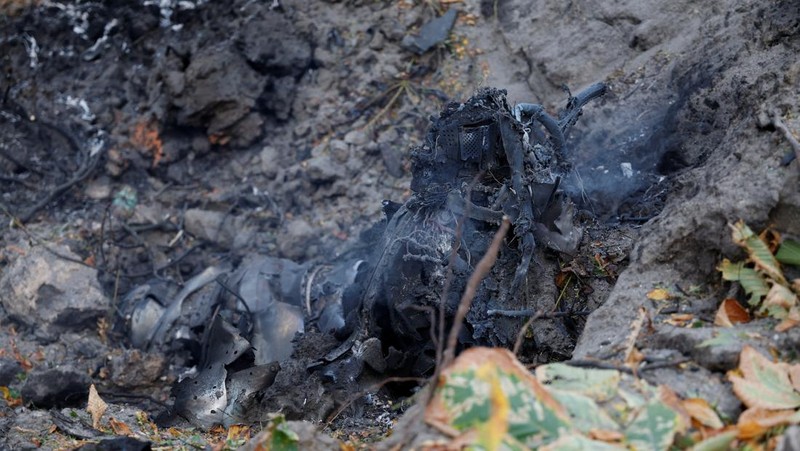 Mobil terlihat terbakar setelah serangan rudal Rusia, saat serangan Rusia berlanjut, di Kyiv, Ukraina 10 Oktober 2022. (REUTERS/Valentyn Ogirenko)