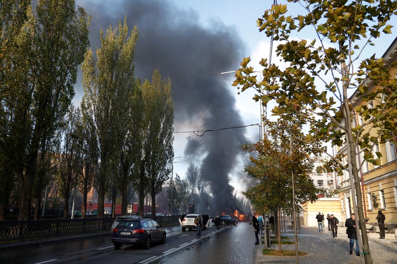 Mobil terlihat terbakar setelah serangan rudal Rusia, saat serangan Rusia berlanjut, di Kyiv, Ukraina 10 Oktober 2022. (REUTERS/Valentyn Ogirenko)