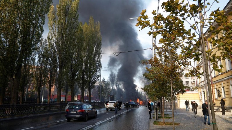 Mobil terlihat terbakar setelah serangan rudal Rusia, saat serangan Rusia berlanjut, di Kyiv, Ukraina 10 Oktober 2022. (REUTERS/Valentyn Ogirenko)