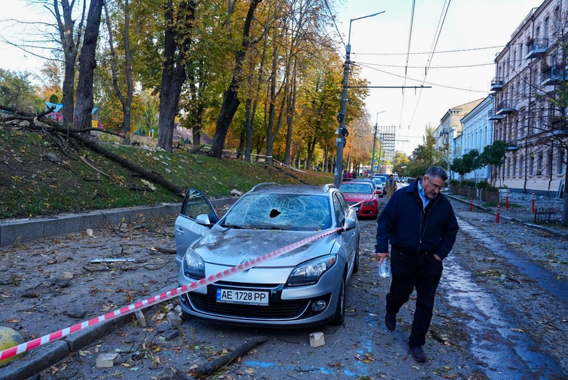 Asap mengepul di atas kota setelah serangan rudal Rusia, di tengah serangan Rusia ke Ukraina, di Kyiv, Ukraina 10 Oktober 2022. (REUTERS/STRINGER)