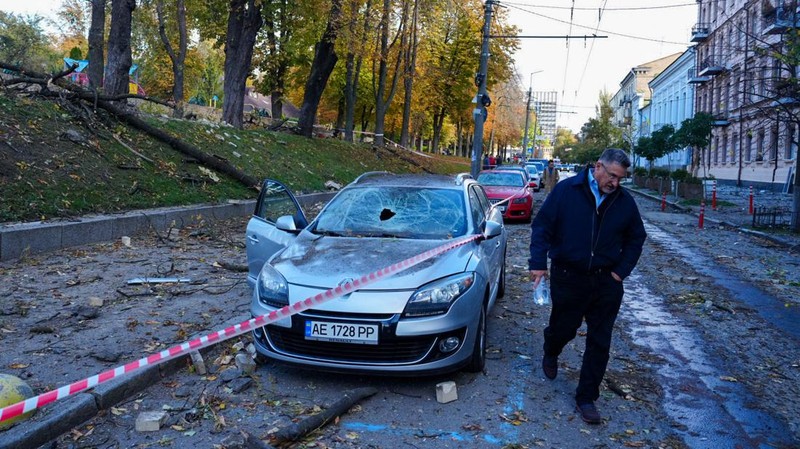 Asap mengepul di atas kota setelah serangan rudal Rusia, di tengah serangan Rusia ke Ukraina, di Kyiv, Ukraina 10 Oktober 2022. (REUTERS/STRINGER)