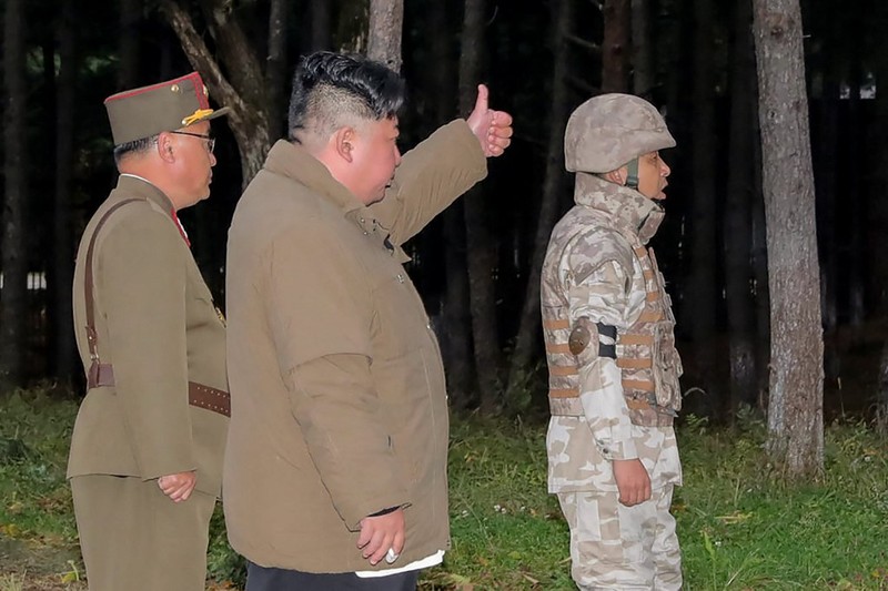 Pemimpin tertinggi Korea Utara, Kim Jong Un, memantau langsung uji coba rudal yang dilakukan negaranya dua pekan belakangan sebagai latihan untuk menyerang Korea Selatan. (via REUTERS/KCNA) Pemimpin tertinggi Korea Utara, Kim Jong Un, memantau langsung uji coba rudal yang dilakukan negaranya dua pekan belakangan sebagai latihan untuk menyerang Korea Selatan. (via REUTERS/KCNA)