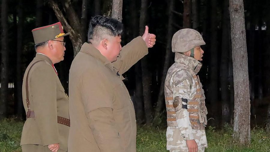 Pemimpin tertinggi Korea Utara, Kim Jong Un, memantau langsung uji coba rudal yang dilakukan negaranya dua pekan belakangan sebagai latihan untuk menyerang Korea Selatan. (via REUTERS/KCNA)