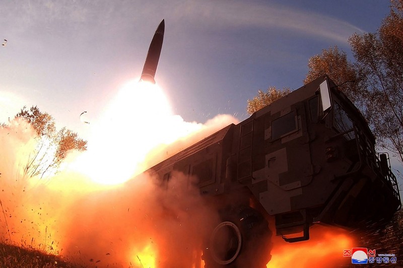 Pemimpin tertinggi Korea Utara, Kim Jong Un, memantau langsung uji coba rudal yang dilakukan negaranya dua pekan belakangan sebagai latihan untuk menyerang Korea Selatan. (via REUTERS/KCNA)