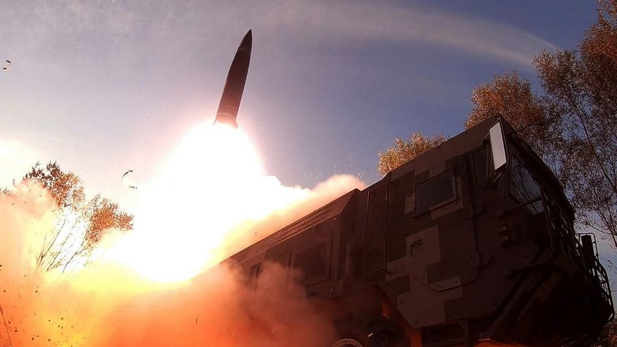 Pemimpin tertinggi Korea Utara, Kim Jong Un, memantau langsung uji coba rudal yang dilakukan negaranya dua pekan belakangan sebagai latihan untuk menyerang Korea Selatan. (AFP/STR)