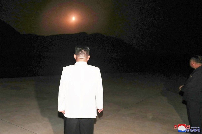 Pemimpin tertinggi Korea Utara, Kim Jong Un, memantau langsung uji coba rudal yang dilakukan negaranya dua pekan belakangan sebagai latihan untuk menyerang Korea Selatan. (via REUTERS/KCNA)
