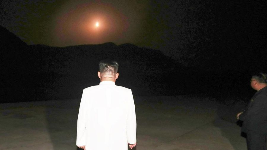 Pemimpin tertinggi Korea Utara, Kim Jong Un, memantau langsung uji coba rudal yang dilakukan negaranya dua pekan belakangan sebagai latihan untuk menyerang Korea Selatan. (via REUTERS/KCNA)