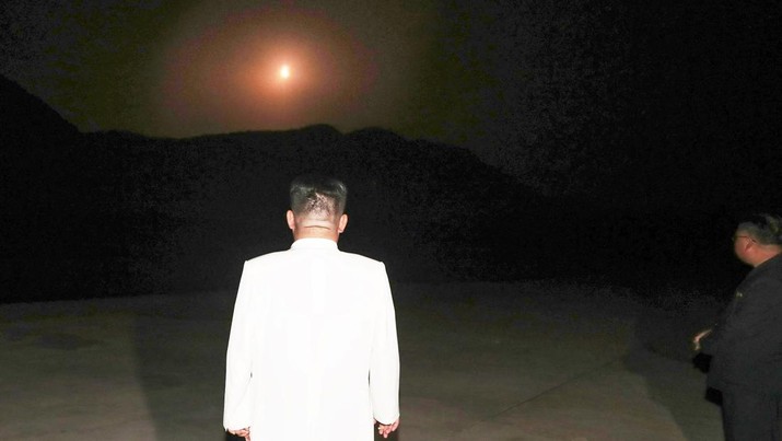 Pemimpin tertinggi Korea Utara, Kim Jong Un, memantau langsung uji coba rudal yang dilakukan negaranya dua pekan belakangan sebagai latihan untuk menyerang Korea Selatan. (via REUTERS/KCNA)
