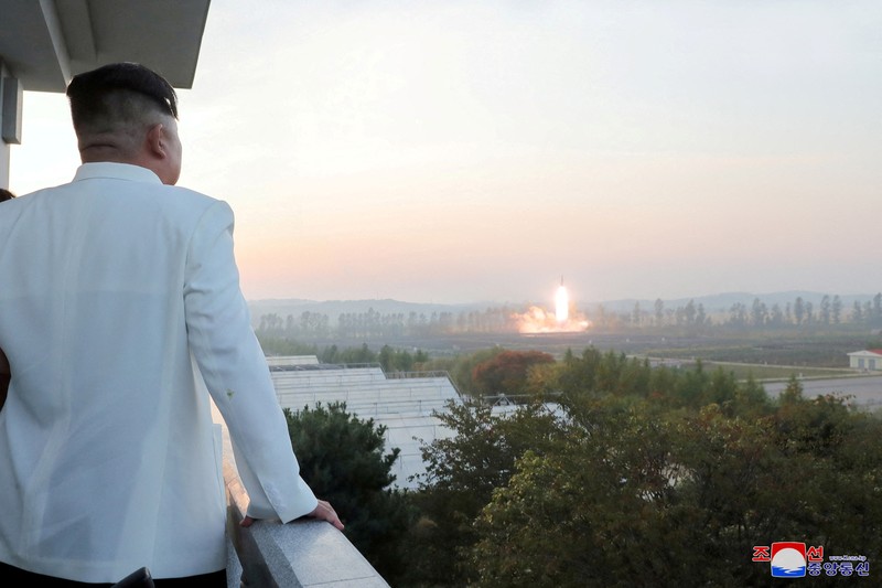 Pemimpin tertinggi Korea Utara, Kim Jong Un, memantau langsung uji coba rudal yang dilakukan negaranya dua pekan belakangan sebagai latihan untuk menyerang Korea Selatan. (via REUTERS/KCNA)