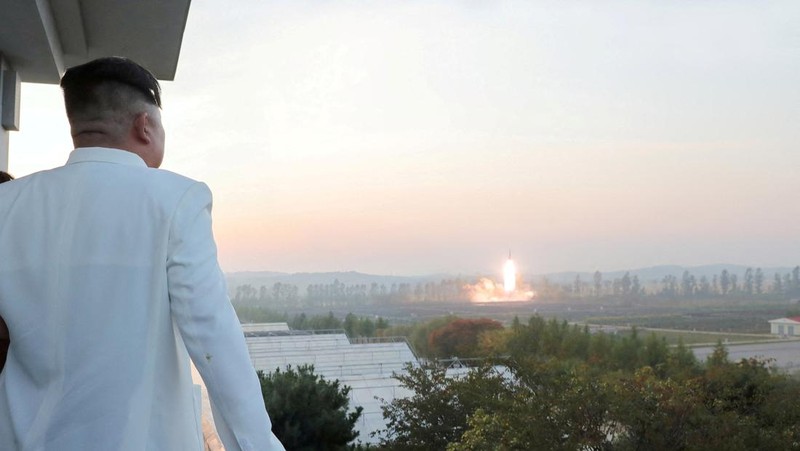 Pemimpin tertinggi Korea Utara, Kim Jong Un, memantau langsung uji coba rudal yang dilakukan negaranya dua pekan belakangan sebagai latihan untuk menyerang Korea Selatan. (via REUTERS/KCNA)
