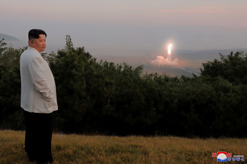 Pemimpin tertinggi Korea Utara, Kim Jong Un, memantau langsung uji coba rudal yang dilakukan negaranya dua pekan belakangan sebagai latihan untuk menyerang Korea Selatan. (via REUTERS/KCNA)
