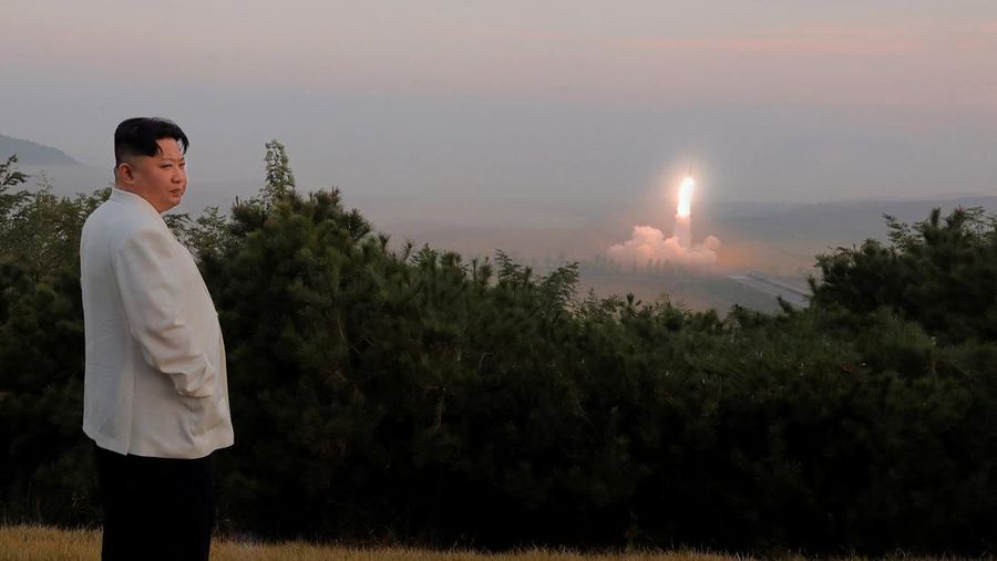 Pemimpin tertinggi Korea Utara, Kim Jong Un, memantau langsung uji coba rudal yang dilakukan negaranya dua pekan belakangan sebagai latihan untuk menyerang Korea Selatan. (via REUTERS/KCNA)