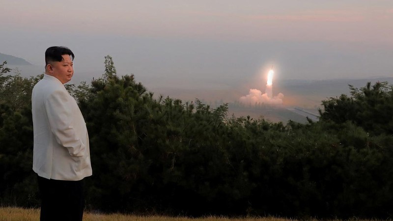 Pemimpin tertinggi Korea Utara, Kim Jong Un, memantau langsung uji coba rudal yang dilakukan negaranya dua pekan belakangan sebagai latihan untuk menyerang Korea Selatan. (via REUTERS/KCNA)