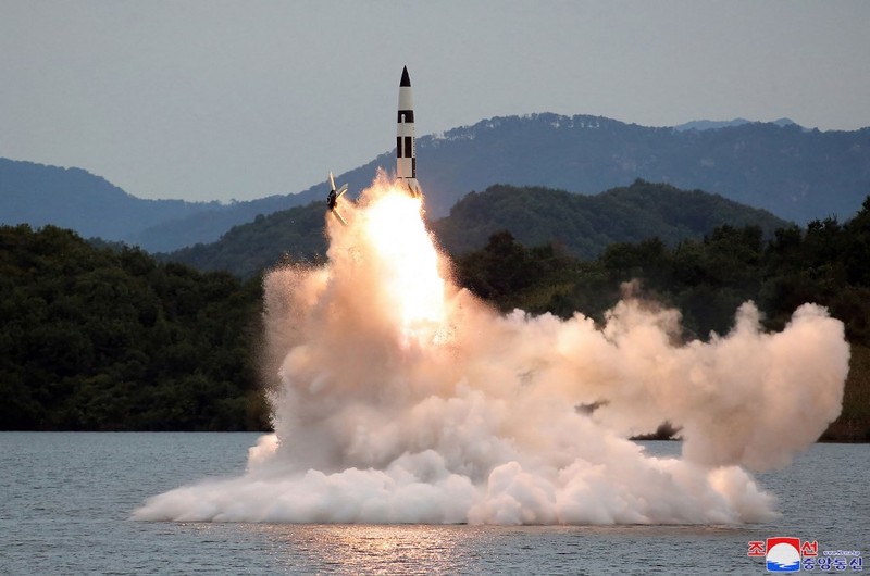 Pemimpin tertinggi Korea Utara, Kim Jong Un, memantau langsung uji coba rudal yang dilakukan negaranya dua pekan belakangan sebagai latihan untuk menyerang Korea Selatan. (via REUTERS/KCNA)