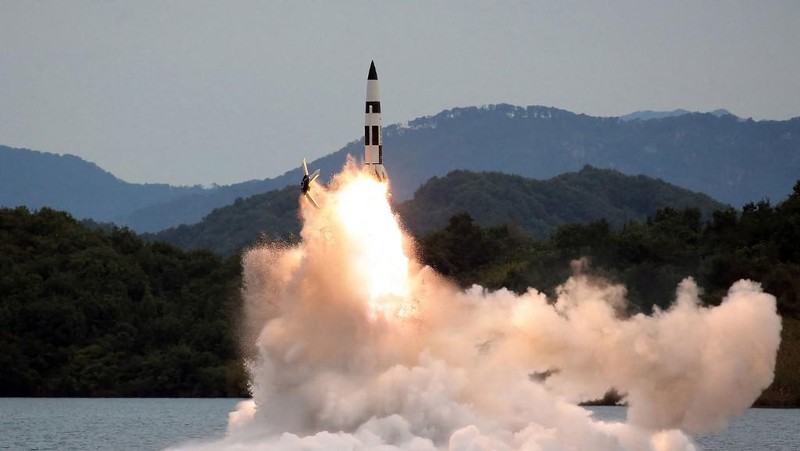 Pemimpin tertinggi Korea Utara, Kim Jong Un, memantau langsung uji coba rudal yang dilakukan negaranya dua pekan belakangan sebagai latihan untuk menyerang Korea Selatan. (via REUTERS/KCNA)