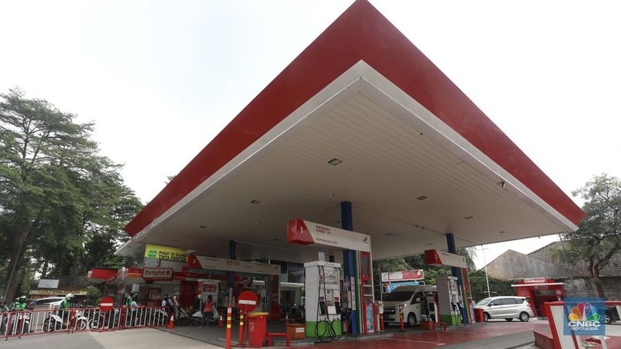 Suasana pengisian BBM di SPBU Pertamina di kawasan Jakarta Selatan, Kamis (6/9/2022). (CNBC Indonesia/ Andrean Kristianto)