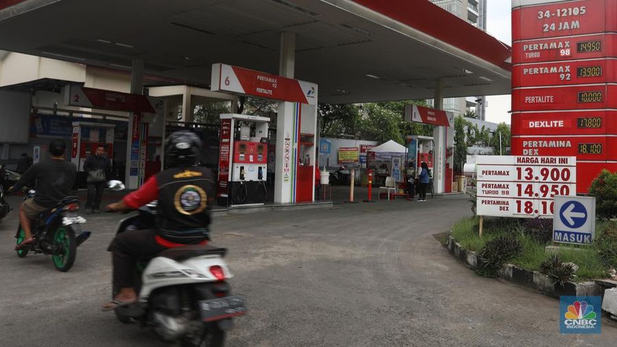 Suasana pengisian BBM di SPBU Pertamina di kawasan Jakarta Selatan, Kamis (6/9/2022). (CNBC Indonesia/ Andrean Kristianto)