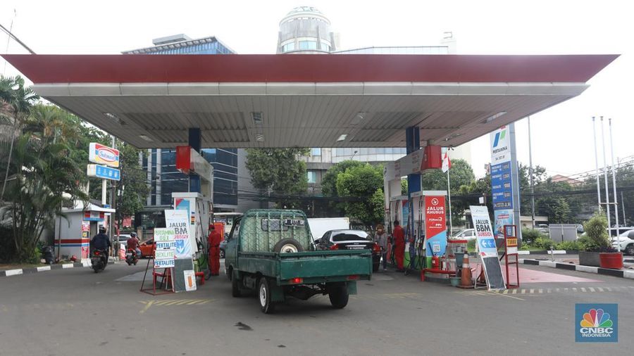 Suasana pengisian BBM di SPBU Pertamina di kawasan Jakarta Selatan, Kamis (6/9/2022). (CNBC Indonesia/ Andrean Kristianto)