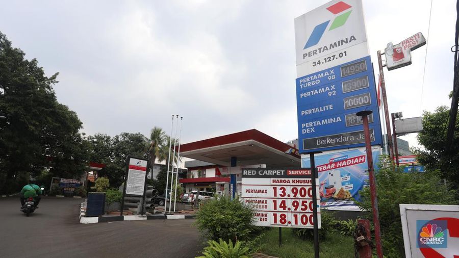 Suasana pengisian BBM di SPBU Pertamina di kawasan Jakarta Selatan, Kamis (6/9/2022). (CNBC Indonesia/ Andrean Kristianto)