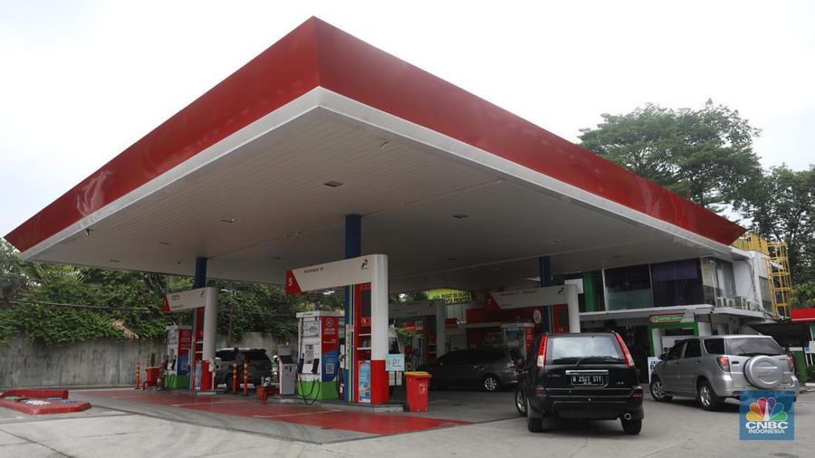Suasana pengisian BBM di SPBU Pertamina di kawasan Jakarta Selatan, Kamis (6/9/2022). (CNBC Indonesia/ Andrean Kristianto)