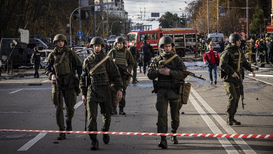 Personel layanan darurat berada di lokasi ledakan pada 10 Oktober 2022 di Kyiv, Ukraina. (Getty Images/Ed Ram)
