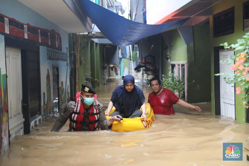 Petugas kepolisian mengevakuasi warga yang terkena banjir di kawasan Kebon Pala, Jakarta Timur, Senin, (10/10/2022). (CNBC Indonesia/Muhammad Sabki) Petugas kepolisian mengevakuasi warga yang terkena banjir di kawasan Kebon Pala, Jakarta Timur, Senin, (10/10/2022). (CNBC Indonesia/Muhammad Sabki)
