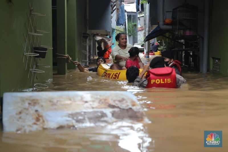 Petugas kepolisian mengevakuasi warga yang terkena banjir di kawasan Kebon Pala, Jakarta Timur, Senin, (10/10/2022). (CNBC Indonesia/Muhammad Sabki) Petugas kepolisian mengevakuasi warga yang terkena banjir di kawasan Kebon Pala, Jakarta Timur, Senin, (10/10/2022). (CNBC Indonesia/Muhammad Sabki)
