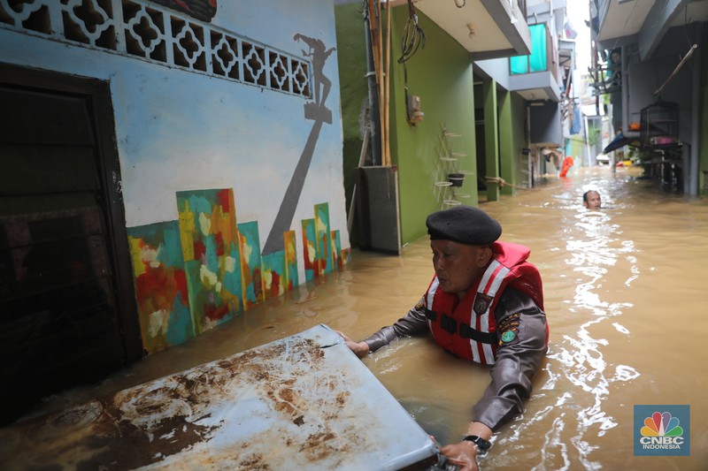 Petugas kepolisian mengevakuasi warga yang terkena banjir di kawasan Kebon Pala, Jakarta Timur, Senin, (10/10/2022). (CNBC Indonesia/Muhammad Sabki) Petugas kepolisian mengevakuasi warga yang terkena banjir di kawasan Kebon Pala, Jakarta Timur, Senin, (10/10/2022). (CNBC Indonesia/Muhammad Sabki)