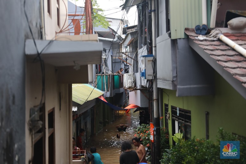 Petugas kepolisian mengevakuasi warga yang terkena banjir di kawasan Kebon Pala, Jakarta Timur, Senin, (10/10/2022). (CNBC Indonesia/Muhammad Sabki) Petugas kepolisian mengevakuasi warga yang terkena banjir di kawasan Kebon Pala, Jakarta Timur, Senin, (10/10/2022). (CNBC Indonesia/Muhammad Sabki)