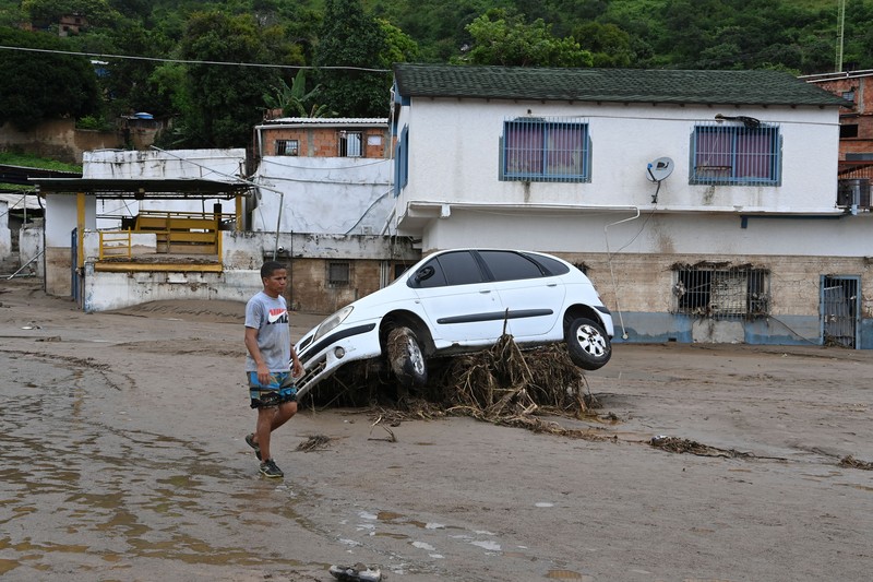 Tanah longsor terjadi di Venezuela setelah wilayah tersebut dilanda hujan deras. Sebanyak 22 orang dilaporkan tewas dan 52 orang lainnya masih hilang. (AFP via Getty Images/YURI CORTEZ) Tanah longsor terjadi di Venezuela setelah wilayah tersebut dilanda hujan deras. Sebanyak 22 orang dilaporkan tewas dan 52 orang lainnya masih hilang. (AFP via Getty Images/YURI CORTEZ)