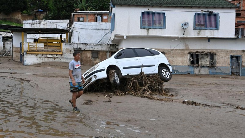 Tanah longsor terjadi di Venezuela setelah wilayah tersebut dilanda hujan deras. Sebanyak 22 orang dilaporkan tewas dan 52 orang lainnya masih hilang. (AFP via Getty Images/YURI CORTEZ)