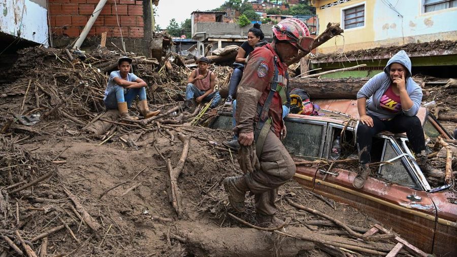 Tanah longsor terjadi di Venezuela setelah wilayah tersebut dilanda hujan deras. Sebanyak 22 orang dilaporkan tewas dan 52 orang lainnya masih hilang. (AFP via Getty Images/YURI CORTEZ)