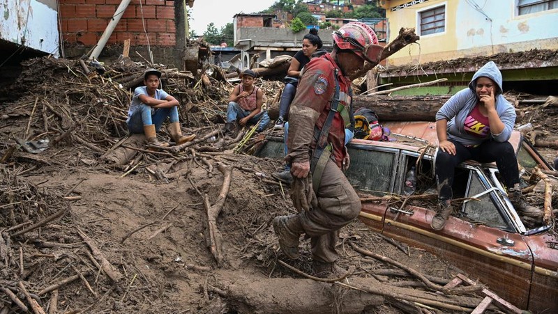Tanah longsor terjadi di Venezuela setelah wilayah tersebut dilanda hujan deras. Sebanyak 22 orang dilaporkan tewas dan 52 orang lainnya masih hilang. (AFP via Getty Images/YURI CORTEZ)