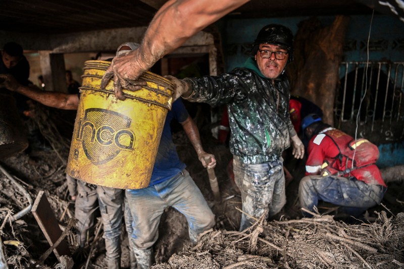 Tanah longsor terjadi di Venezuela setelah wilayah tersebut dilanda hujan deras. Sebanyak 22 orang dilaporkan tewas dan 52 orang lainnya masih hilang. (AFP via Getty Images/YURI CORTEZ) Tanah longsor terjadi di Venezuela setelah wilayah tersebut dilanda hujan deras. Sebanyak 22 orang dilaporkan tewas dan 52 orang lainnya masih hilang. (AFP via Getty Images/YURI CORTEZ)