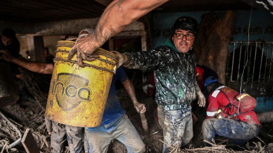 Tanah longsor terjadi di Venezuela setelah wilayah tersebut dilanda hujan deras. Sebanyak 22 orang dilaporkan tewas dan 52 orang lainnya masih hilang. (AFP via Getty Images/YURI CORTEZ)