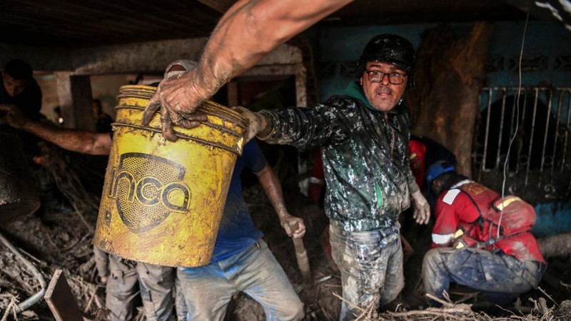 Tanah longsor terjadi di Venezuela setelah wilayah tersebut dilanda hujan deras. Sebanyak 22 orang dilaporkan tewas dan 52 orang lainnya masih hilang. (AFP via Getty Images/YURI CORTEZ)