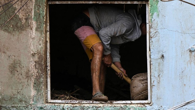 Tanah longsor terjadi di Venezuela setelah wilayah tersebut dilanda hujan deras. Sebanyak 22 orang dilaporkan tewas dan 52 orang lainnya masih hilang. (AFP via Getty Images/YURI CORTEZ)