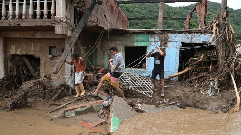 Tanah longsor terjadi di Venezuela setelah wilayah tersebut dilanda hujan deras. Sebanyak 22 orang dilaporkan tewas dan 52 orang lainnya masih hilang. (AFP via Getty Images/YURI CORTEZ)